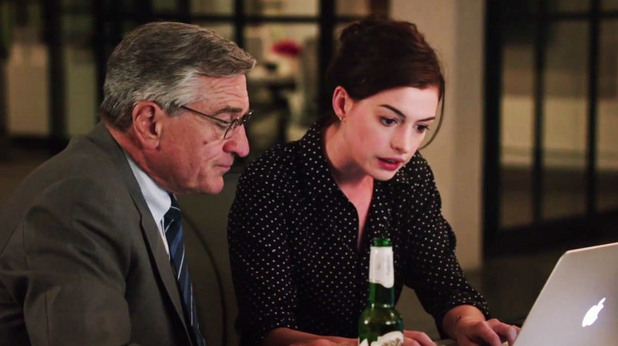 Робърт Де Ниро и Ан Хатауей в The Intern Робърт Де Ниро и Ан Хатауей в The Intern