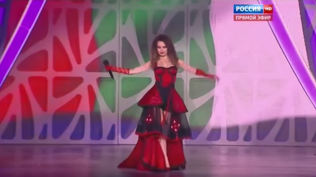 Невена Цонева пее на обърнат български флаг в Русия Невена Цонева пее на обърнат български флаг в Русия