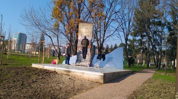 Къс от Берлинската стена Къс от Берлинската стена