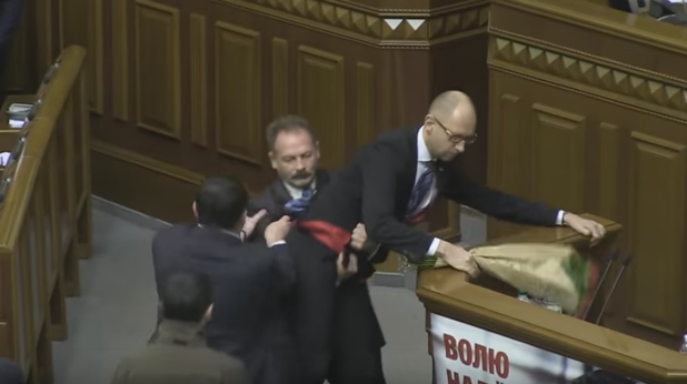 Депутат се опита да изнесе на ръце премиера Яценюк Депутат се опита да изнесе на ръце премиера Яценюк