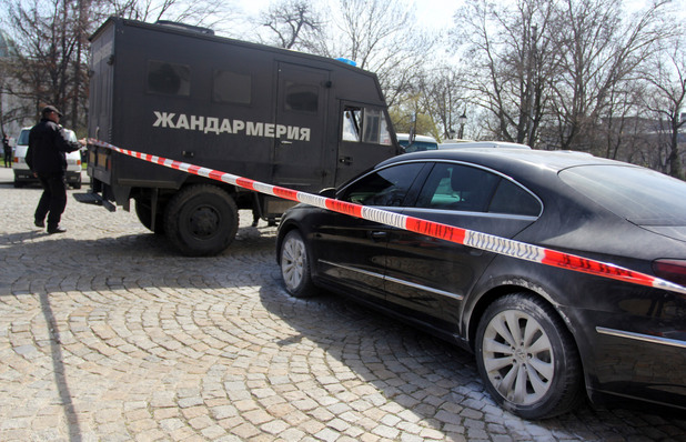 Мъж опита да подпали служебна кола на парламента Мъж опита да подпали служебна кола на парламента