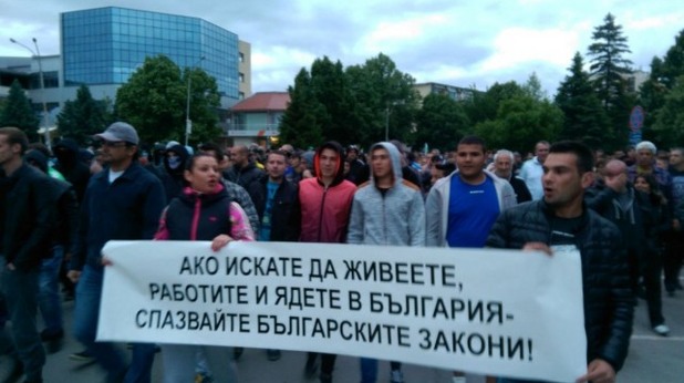 Кръв и камъни на протеста в Раднево Кръв и камъни на протеста в Раднево