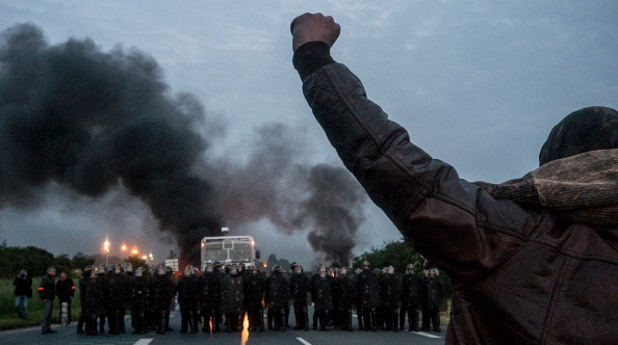 Франция в плен на кървави протести Франция в плен на кървави протести