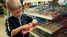 Малко момче в супермаркет