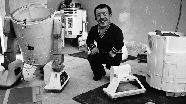 Кени Бейкър, актьорът изиграл R2-D2, почина Кени Бейкър, актьорът изиграл R2-D2, почина