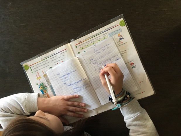 дете пише домашно дете пише домашно
