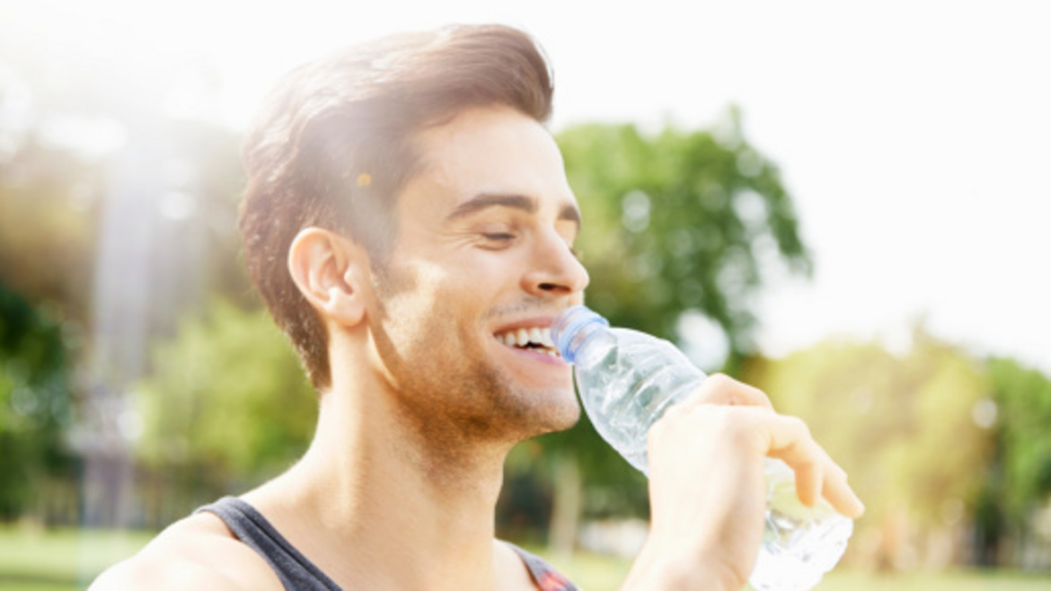 Uống nhiều nước là cách làm tan sỏi thận đơn giản