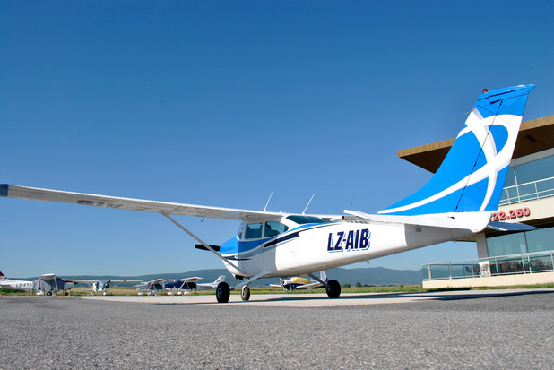 Четириместен самолет Cessna Четириместен самолет Cessna