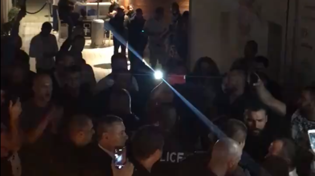 "Топло" посрещане на Валери Симеонов в дискотека в Слънчев бряг "Топло" посрещане на Валери Симеонов в дискотека в Слънчев бряг