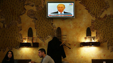 Владимир Путин по телевизията в ресторант в Източна Украйна