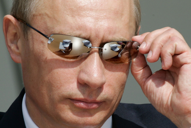 Владимир Путин с тъмни очила Владимир Путин с тъмни очила