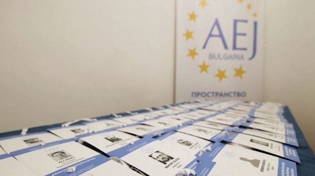 ÀÅÆ "àêðåäèòèðà" àðåñòóâàíèòå òóðñêè æóðíàëèñòè çà ñðåùà ñ Åðäîãàí âúâ Âàðíà ÀÅÆ "àêðåäèòèðà" àðåñòóâàíèòå òóðñêè æóðíàëèñòè çà ñðåùà ñ Åðäîãàí âúâ Âàðíà