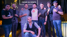 Максимилиан Уорнър с барманите от Chivas Masters Максимилиан Уорнър с барманите от Chivas Masters