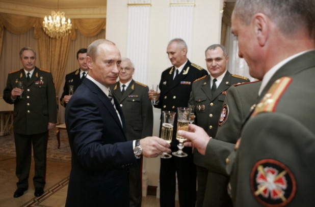 руският президент владимир путин в компанията на висши офицери от гру