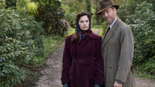 Рут Уилсън и Иън Глен в сериала Mrs. Wilson Рут Уилсън и Иън Глен в сериала Mrs. Wilson