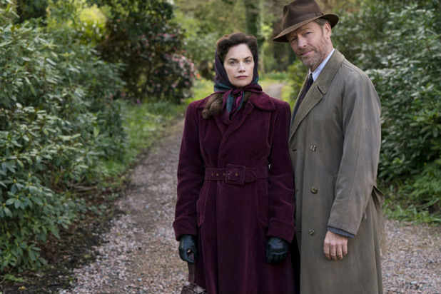 Рут Уилсън и Иън Глен в сериала Mrs. Wilson Рут Уилсън и Иън Глен в сериала Mrs. Wilson