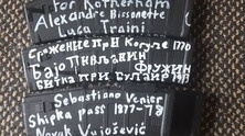 надписи на кирилица върху пълнителите на автомата на брентън тарант