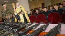 Руски свещеник осветява оръжия Руски свещеник осветява оръжия