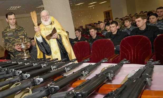 Руски свещеник осветява оръжия